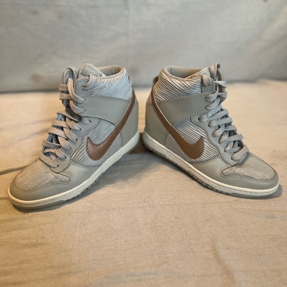 Nike Hi Dunk
Sky Hi Light Bone Metallic Red Bronze (Women's SZ 7) - Picture 10 of 12